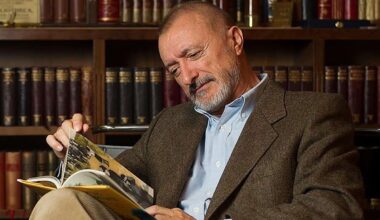 El palo de Arturo Pérez Reverte a Ryanair por su última novedad: «Esa gentuza...»