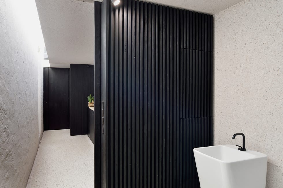 una casita en los alpes de eslovenia que fue una antigua granja