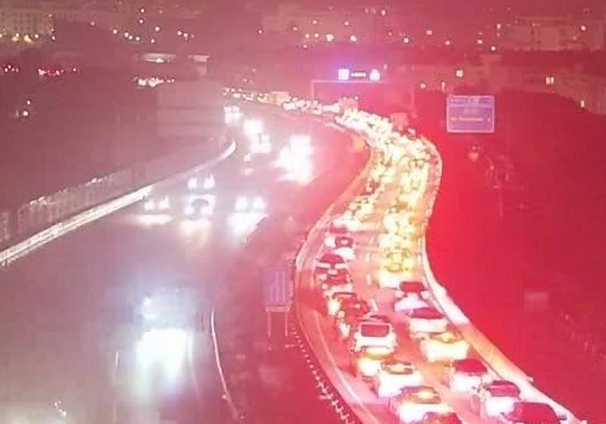 El vuelco de un camión en la AP-7 provoca retenciones de varios kilómetros sentido Málaga