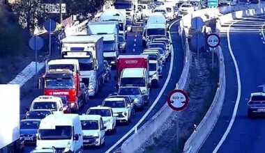 El vuelco de un camión en Antequera de noche corta la A-45