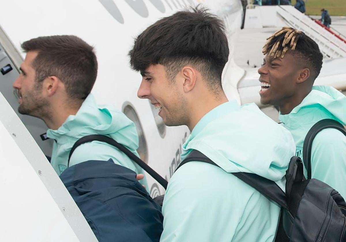 El curioso viaje del Athletic: turbulencias, una hora de espera por el presidente de Polonia y bolazos de nieve