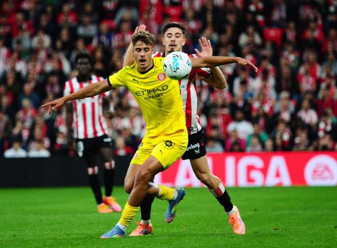 Hugo Rincón pelea un balón con Nico Serrano en el Athletic-Girona (Foto: LALIGA).