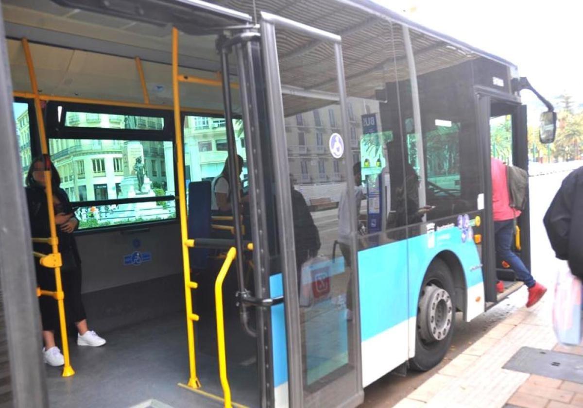 El Ayuntamiento de Málaga oferta casi 1.000 tarjetas de transporte con 50 viajes gratis para la EMT: requisitos para conseguirlas y cuándo pedirlas