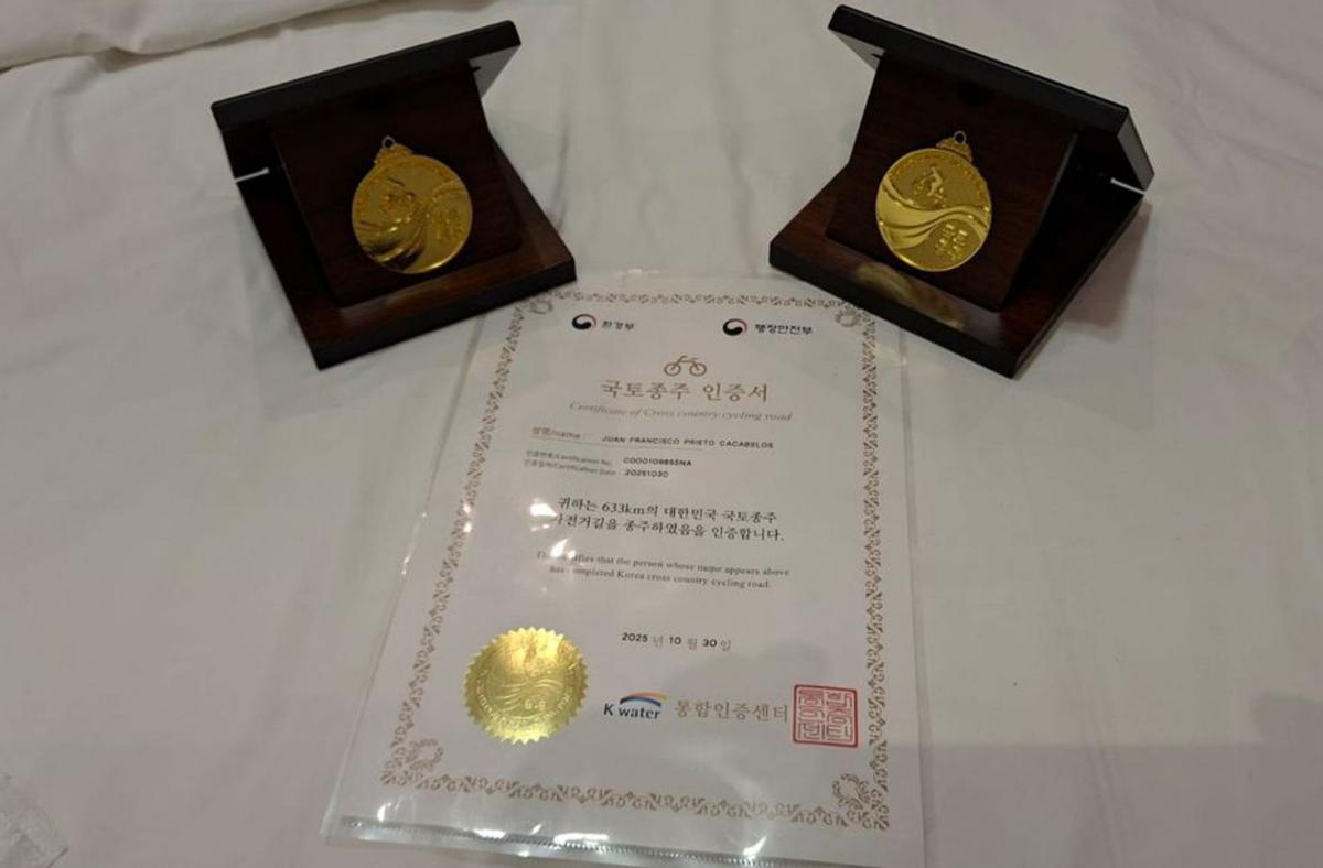 Monedas y diplomas que Pichi recibió en Corea y entregará a la Asociación de Familiares de Enfermos de Alzhéimer (Afasal).