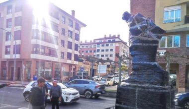 El enigma de la escultura 'Ongi etorri' de Antonio Oteiza intriga a los vecinos de Azkoitia