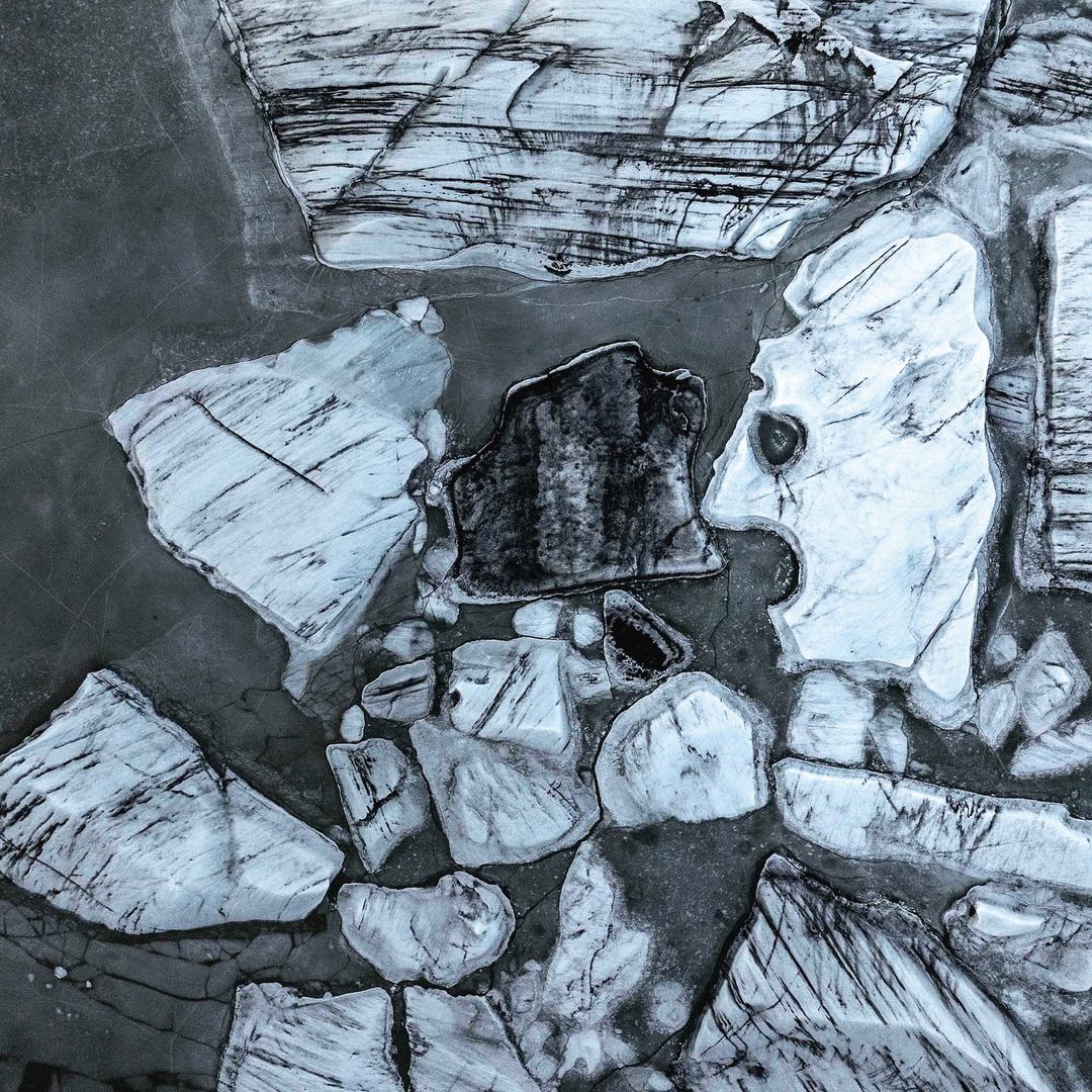 Imagen abstracta de hielo roto en un lago, sin personas visibles.