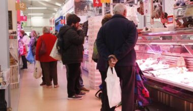 Varios clientes compran en el Mercado de Abastos de Zamora.