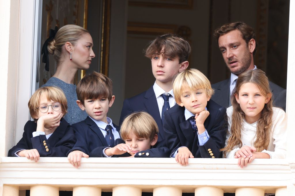 India Casiraghi, rodeada de sus primos y de sus tíos, Pierre Casiraghi y Beatrice Borromeo 