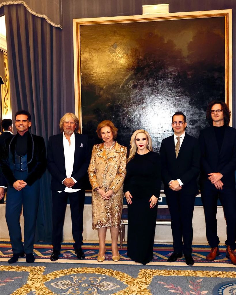 La reina Sofía arropado de los invitados