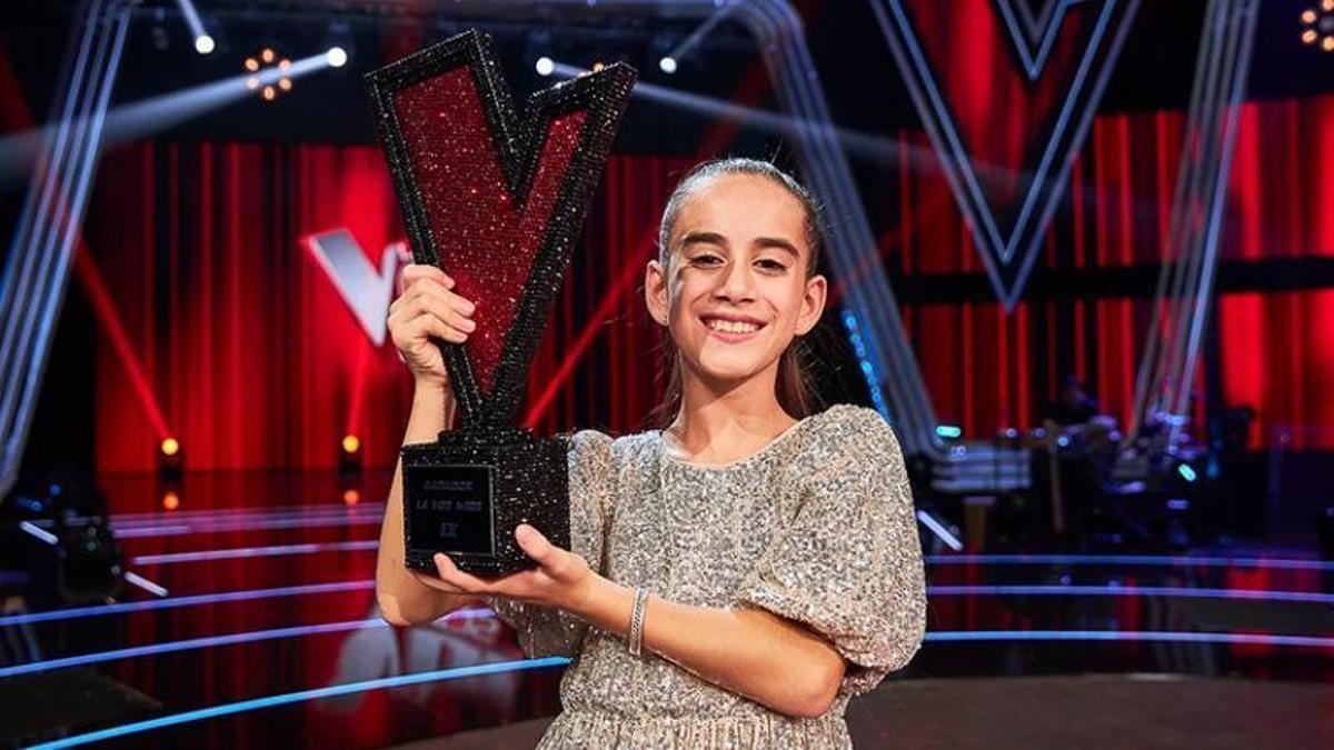 Alira Moya, con el título de ganadora de La Voz Kids 2024.