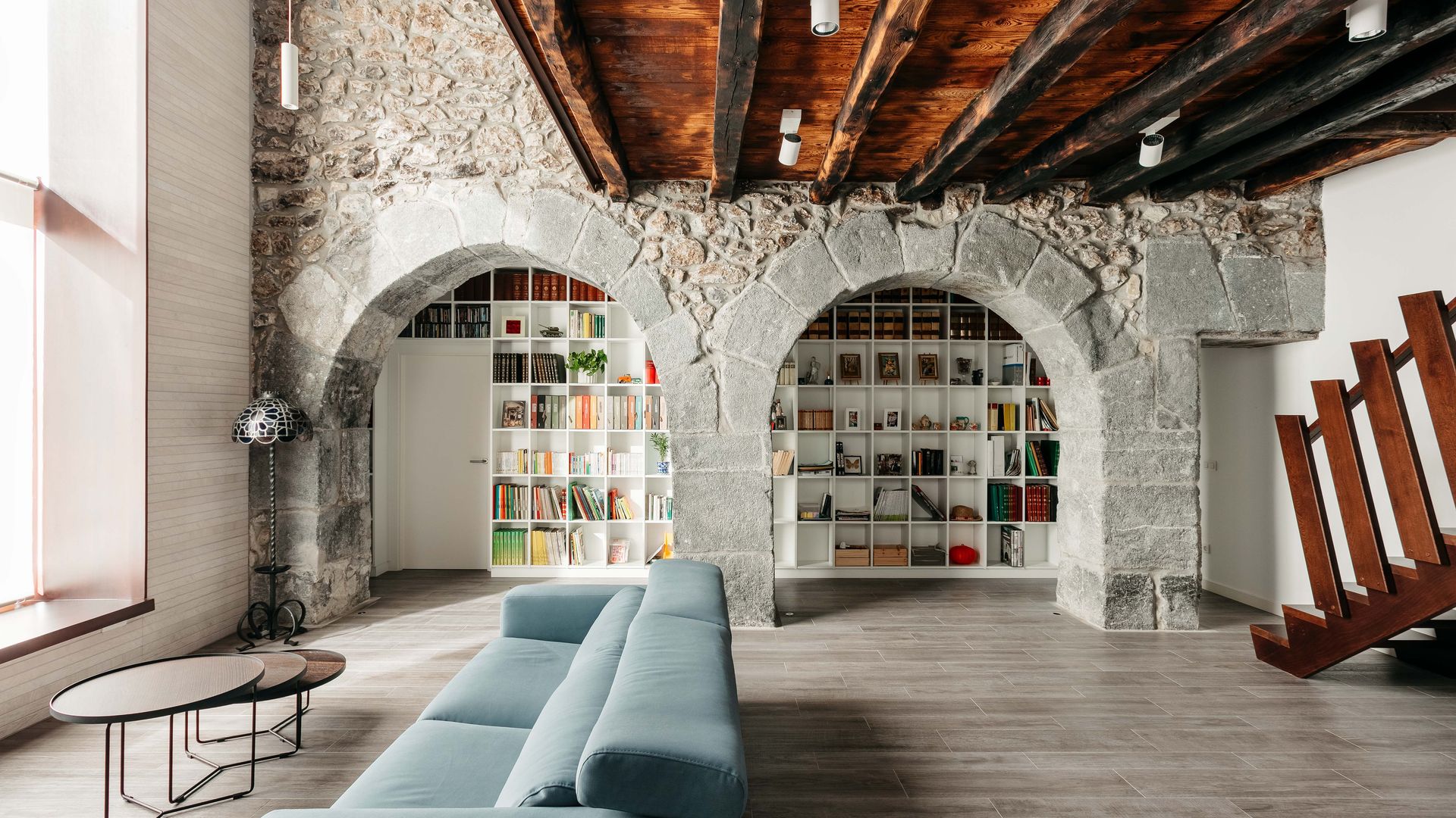 Salón con librería