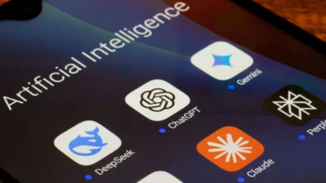 Varias app de Inteligencia artificial en un smartphone.
