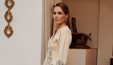 así ha elevado Claudia Osborne su look 'vintage' de firma española