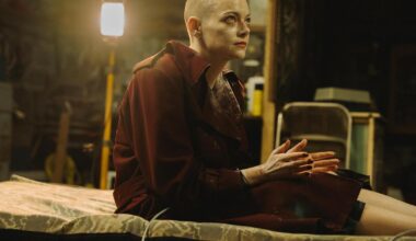 Lanthimos y Emma Stone se ríen de la conspiranoia en ‘Bugonia’, una eficaz comedia negra - infoLibre