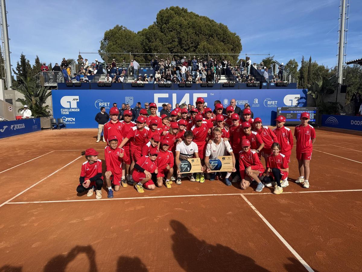 Cadenasso y Kolar posan con los recogepelotas del torneo.