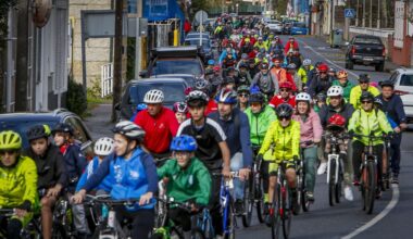 Ni la lluvia frenó al pelotón en una jornada de bici y convivencia - La Voz de Galicia