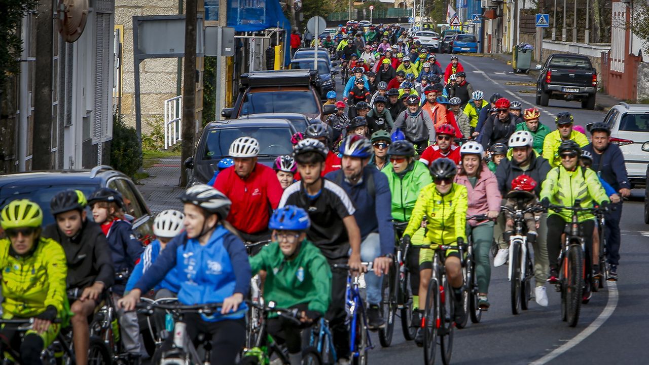 Ni la lluvia frenó al pelotón en una jornada de bici y convivencia - La Voz de Galicia
