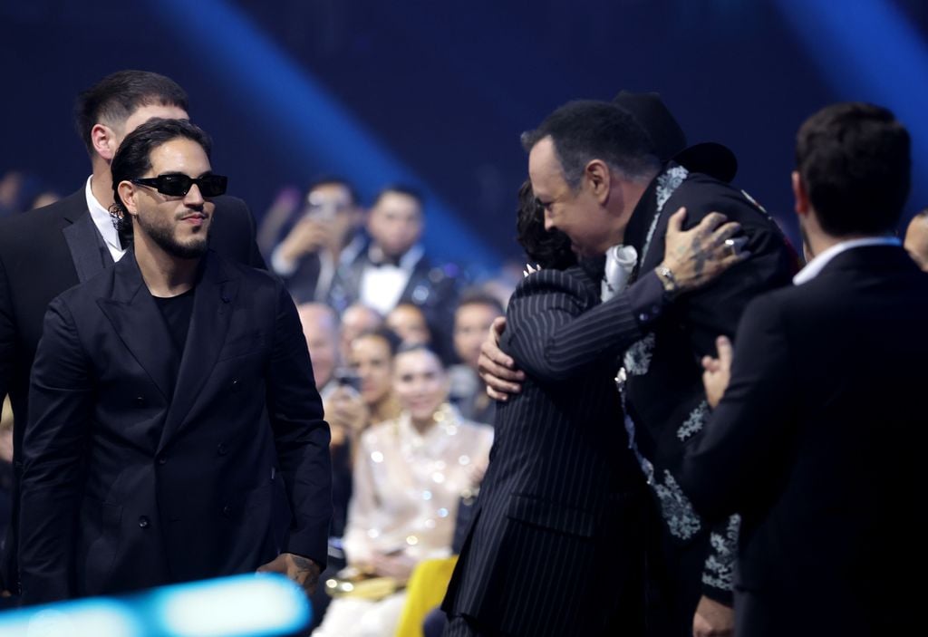 Pepe Aguilar felicitado a su yerno.