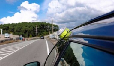 Por qué la DGT obliga a usar la baliza V-16 a partir de 2026: ¿realmente es más segura que los triángulos?