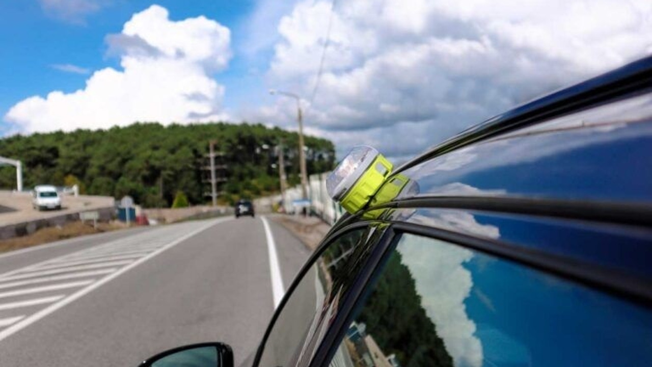 Por qué la DGT obliga a usar la baliza V-16 a partir de 2026: ¿realmente es más segura que los triángulos?
