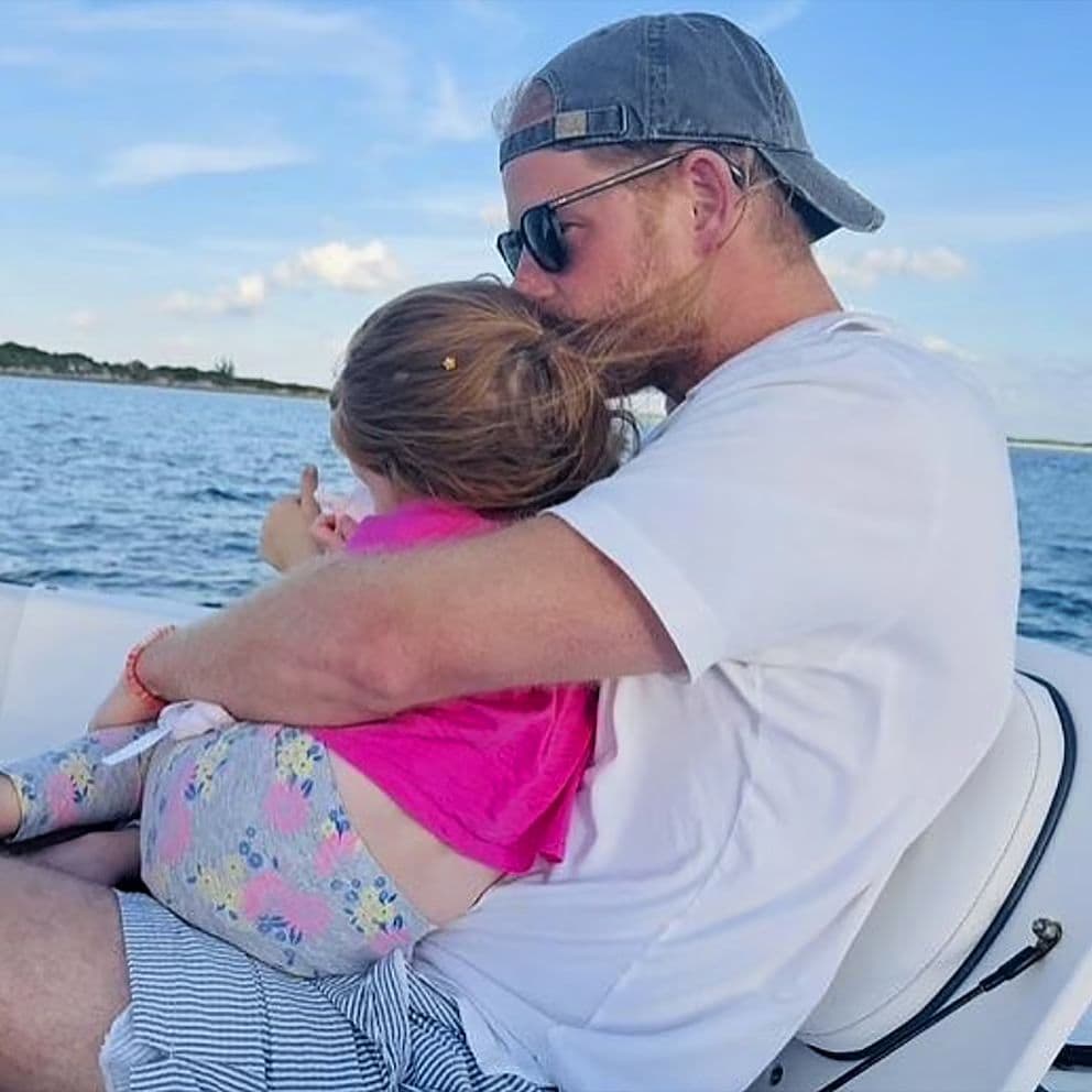 El príncipe Harry con su hija Lilibet de vacaciones