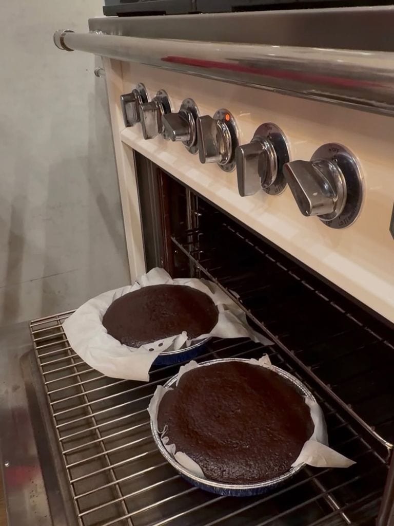 Los dos bizcochos recién salidos del horno