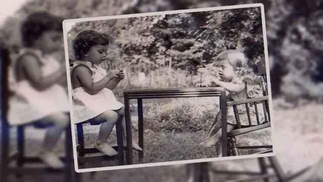 Joyce y Judith en un jardín, sentadas a la mesa.