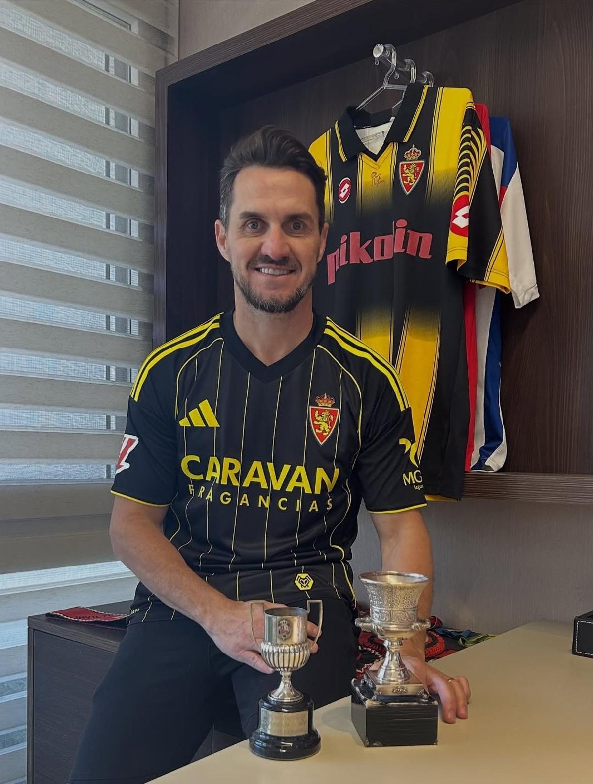 Savio, con la camiseta de regalo y las dos réplicas de los trofeos que ganó.