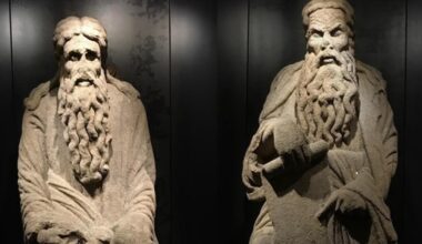 Las estatuas de Isaac y Abraham, obras del Mestre Mateo
