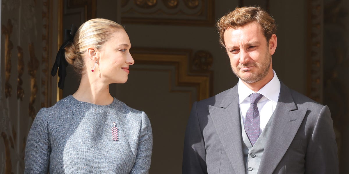 vestido de Dior y recogido con lazo