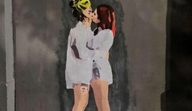 Un beso entre Amaia Montero y Leire Martínez, la nueva obra del 'Banksy navarro'