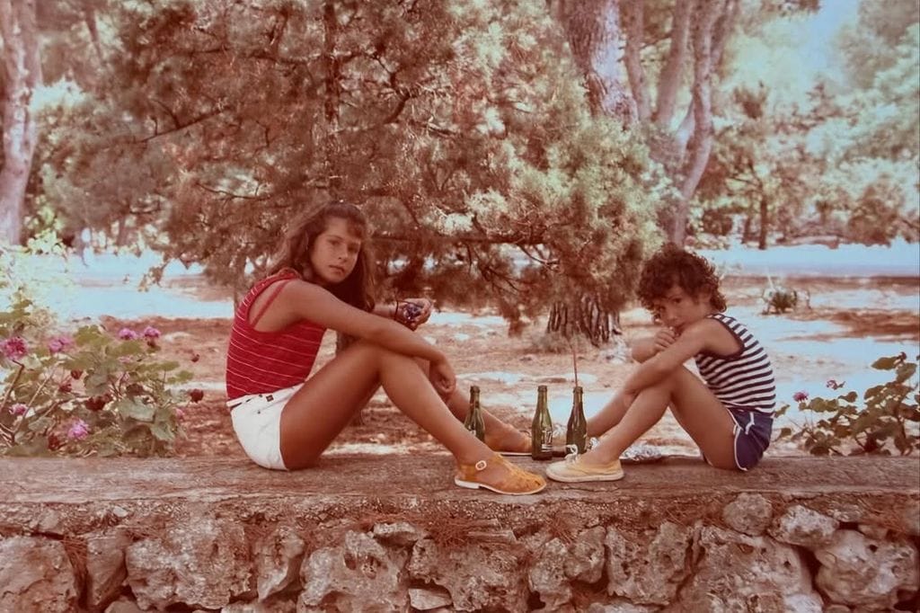 Nuria Roca y su hermana Ruth de niñas