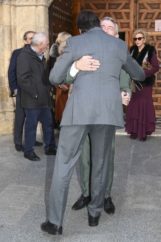 Francisco Rivera y El Turronero se saludan afectuosamente a las puertas del templo sevillano
