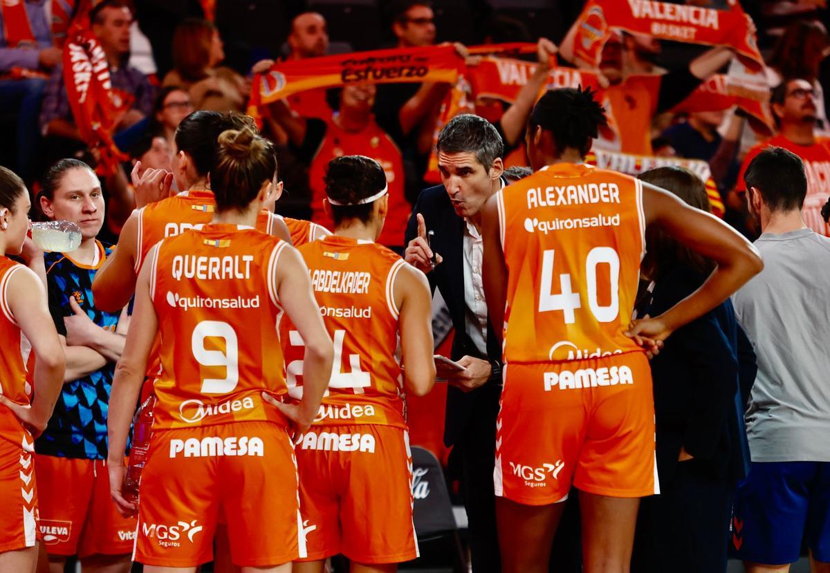 Las jugadoras de Valencia Basket escuchando a su entrenador