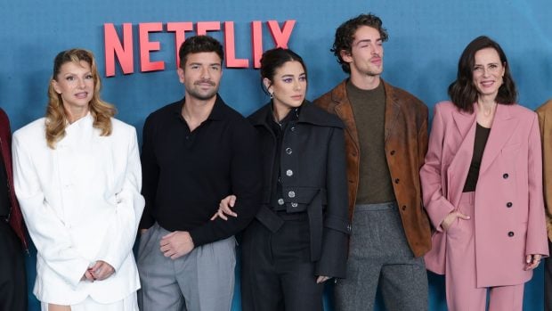 Blanca Suárez junto al elenco de 'Respira'. (Foto: Gtres)