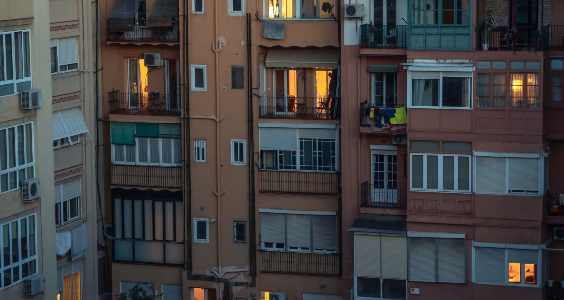 Se insta a los hogares españoles a cerrar cortinas y persianas a partir de esta hora: los avisos comienzan este martes