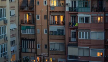 Se insta a los hogares españoles a cerrar cortinas y persianas a partir de esta hora: los avisos comienzan este martes