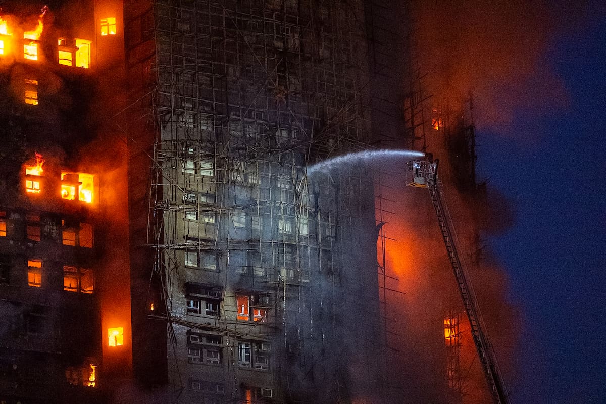 Devastador incendio en Hong Kong: 65 muertos, un rescate increíble y la búsqueda de sobrevivientes