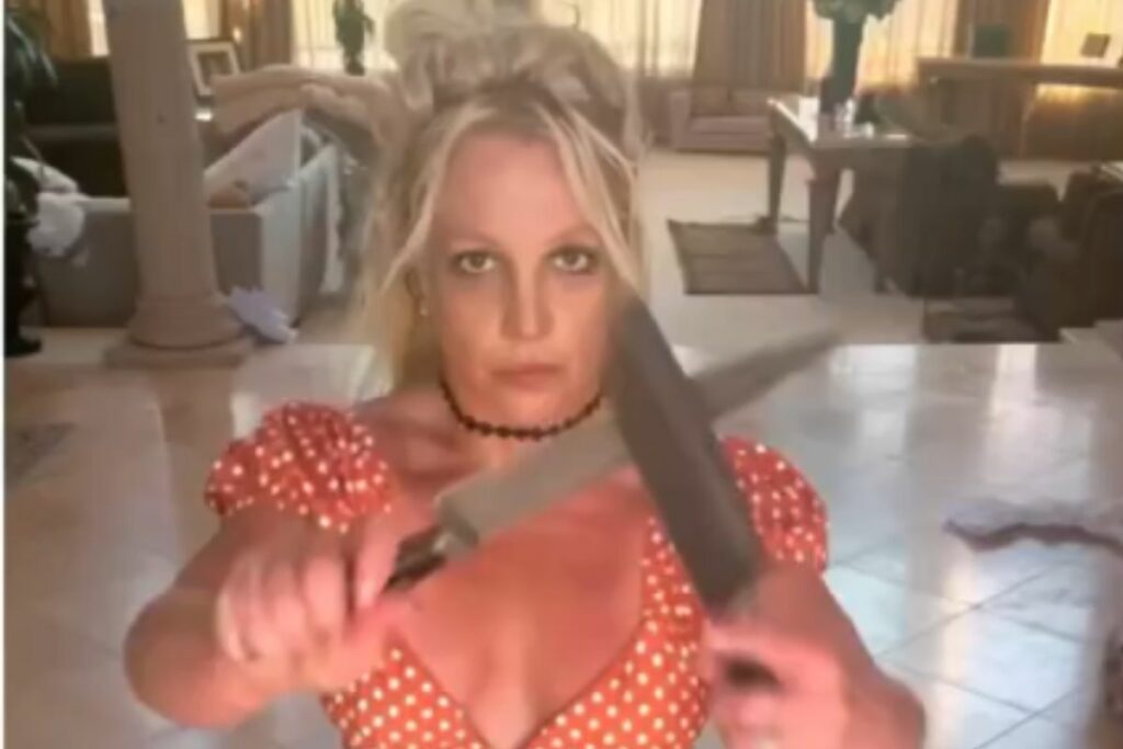 Britney Spears publicó un video en 2023 bailando con cuchillos.