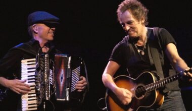 Bruce Springsteen y Danny Federici tocando "Sandy"