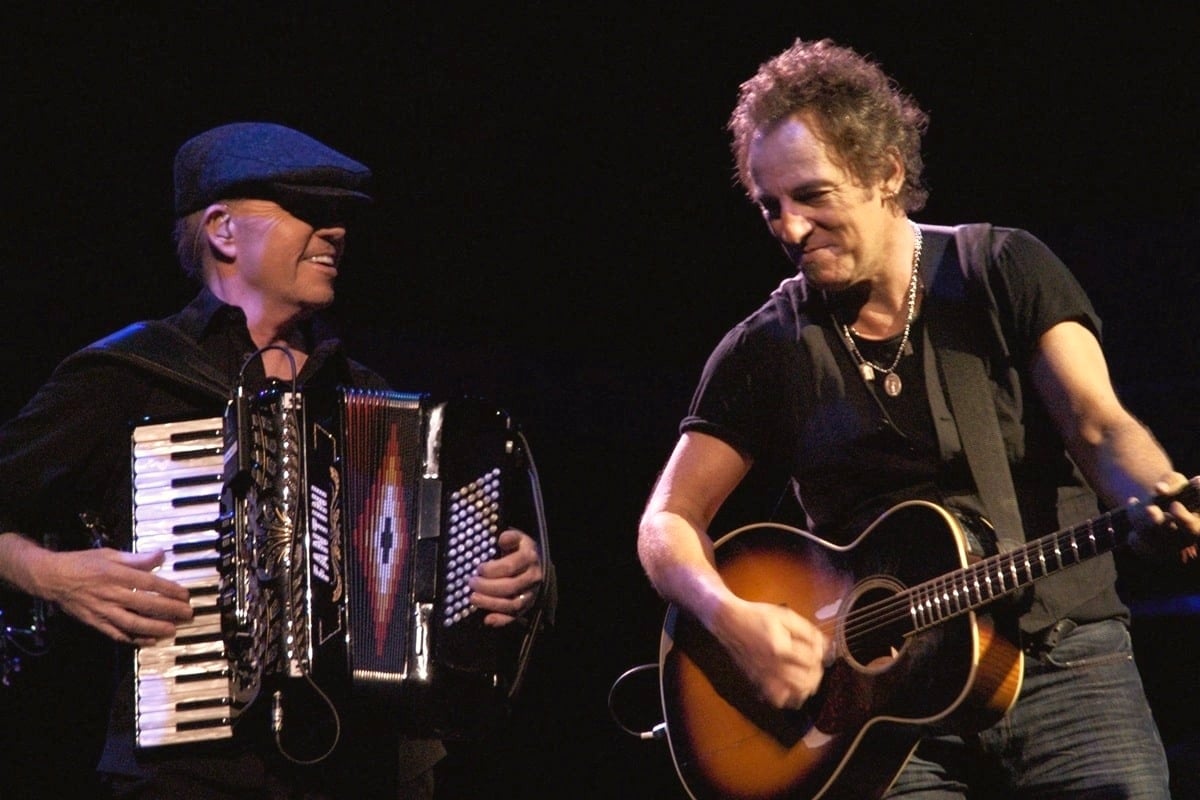 Bruce Springsteen y Danny Federici tocando "Sandy"