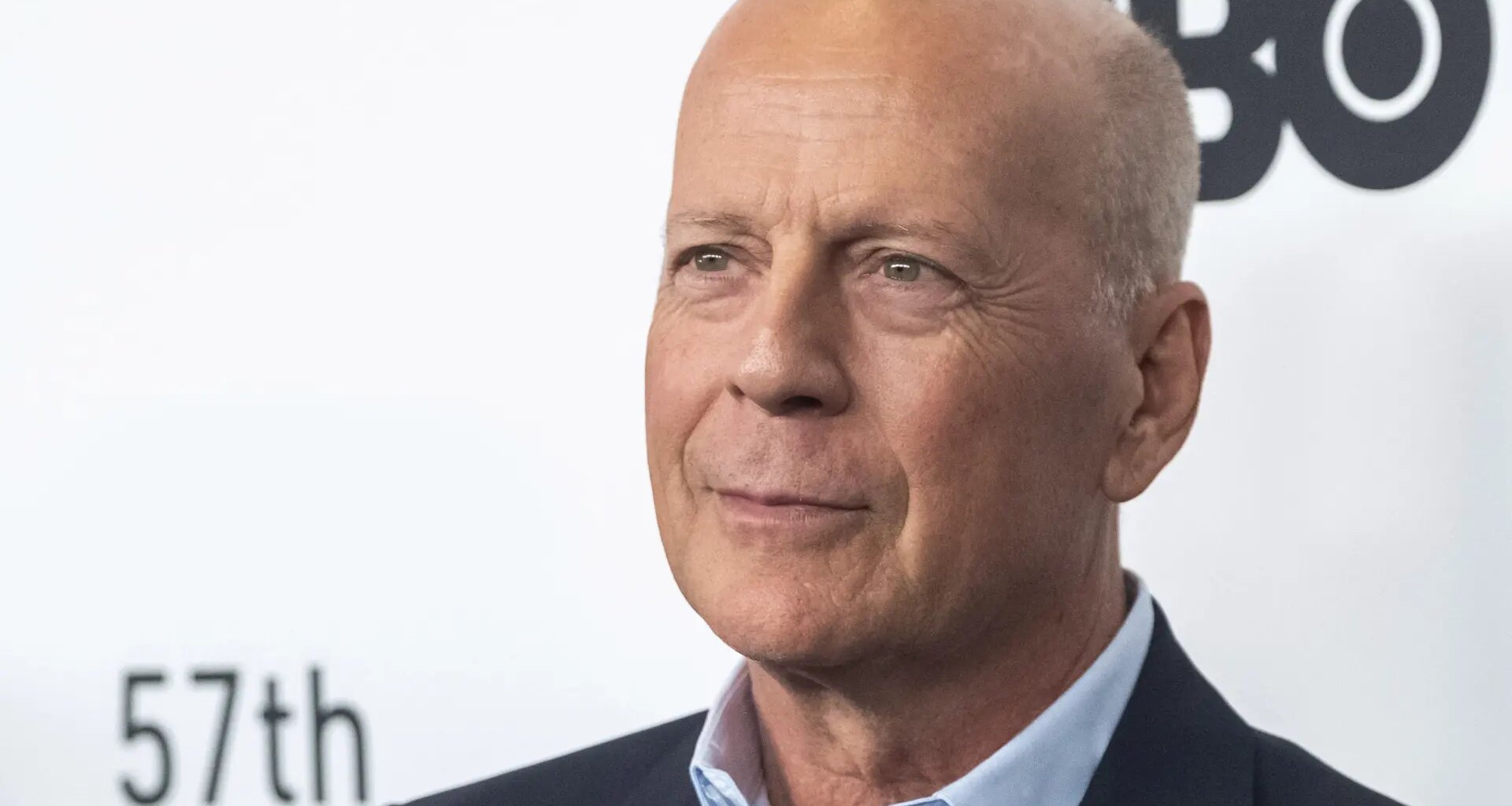 Bruce Willis, captado de paseo por Los Ángeles llevado de la mano por un asistente