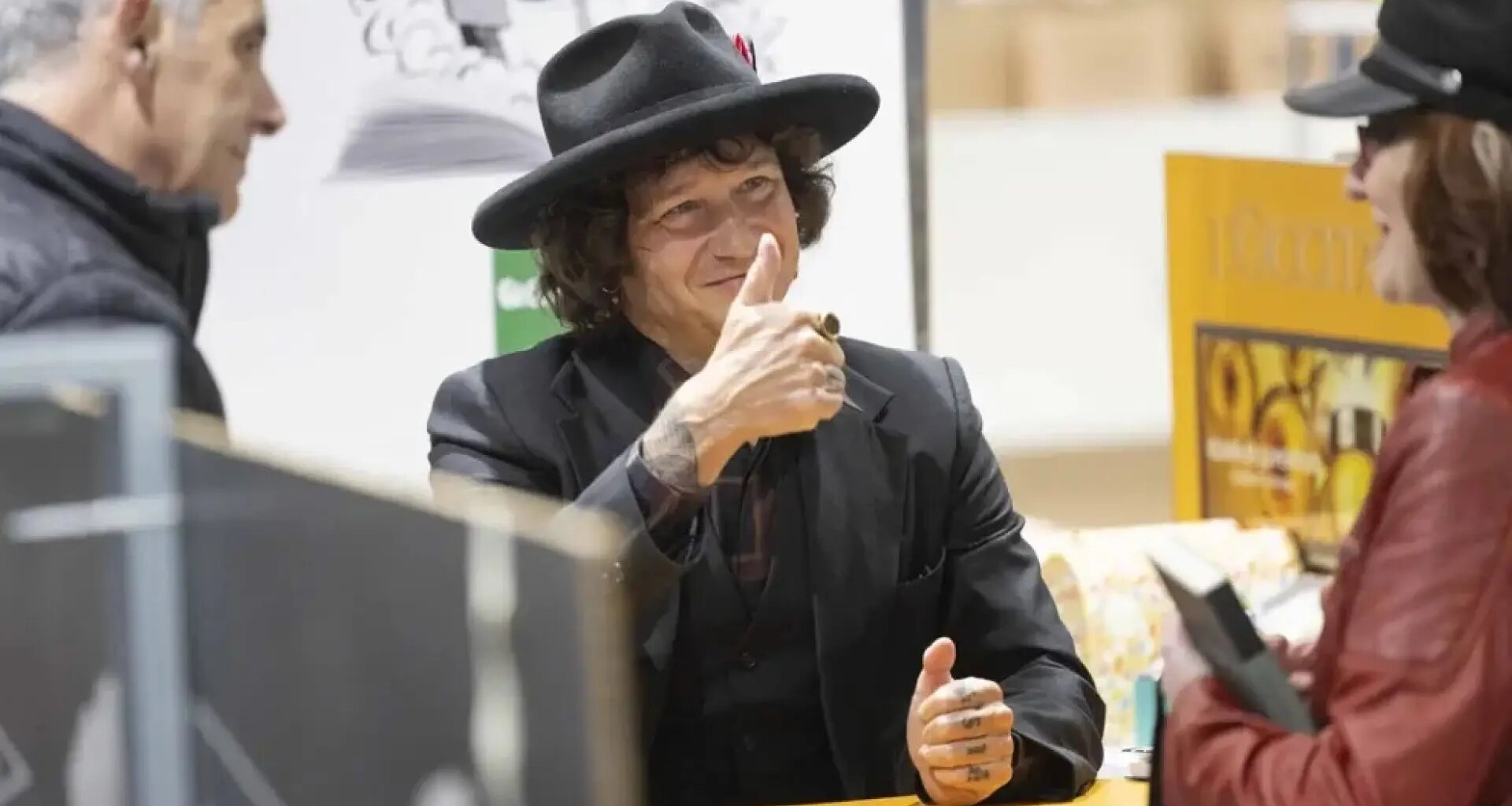 Bunbury arrasa en las listas españolas de ventas con su último libro de poemas