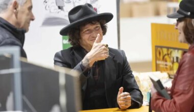 Bunbury arrasa en las listas españolas de ventas con su último libro de poemas