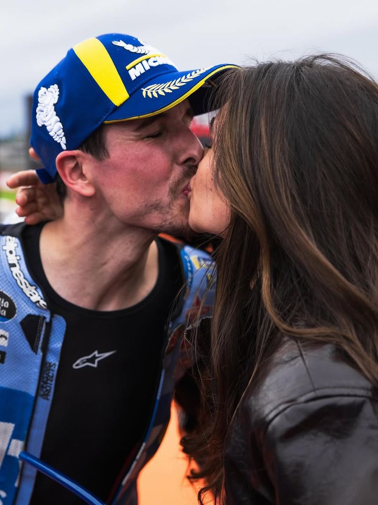 Álex y Gabriela se besan en el circuito Ricardo Tormo