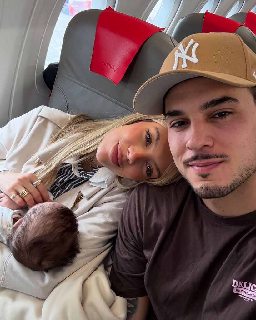 Alejandra Rubio y Carlo Costanzia con su hijo