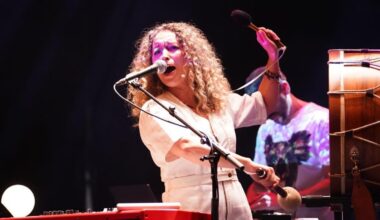 La cantautora Belém Tajes al recibir el primer premio del concurso Narf.