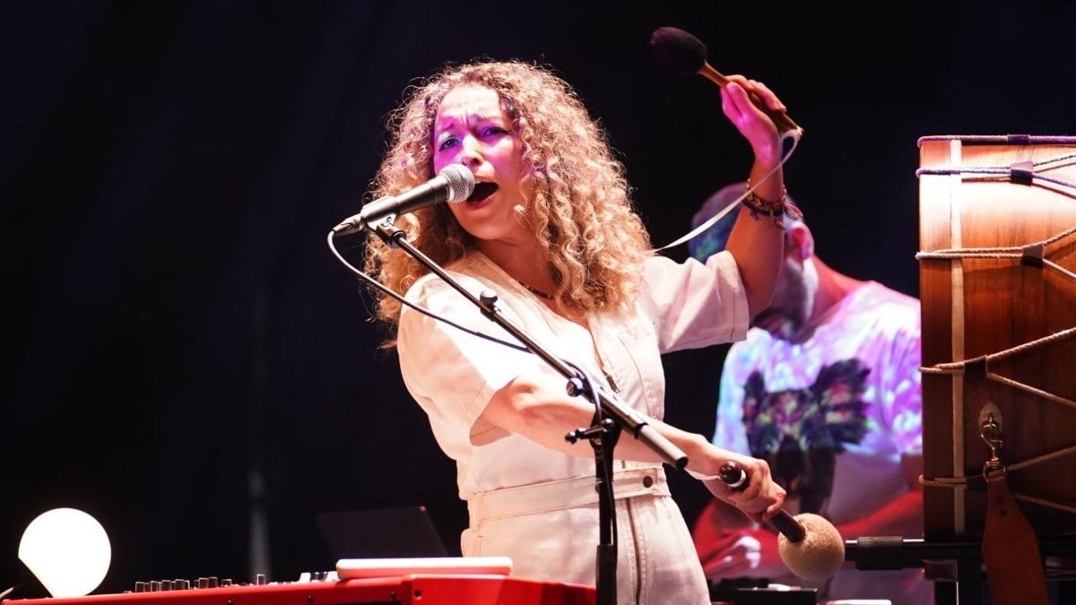 La cantautora Belém Tajes al recibir el primer premio del concurso Narf.