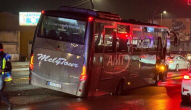 Aparece un socavón y atrapa un autobús en la avenida Madrid de Vigo