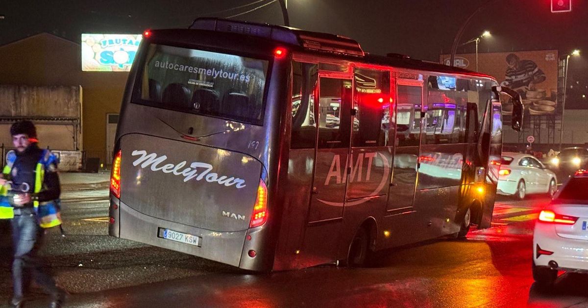 Aparece un socavón y atrapa un autobús en la avenida Madrid de Vigo